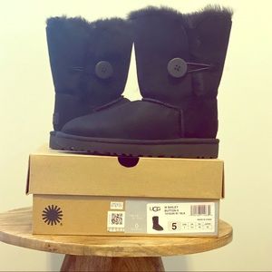 UGG Short Bailey button boot in black NIB!